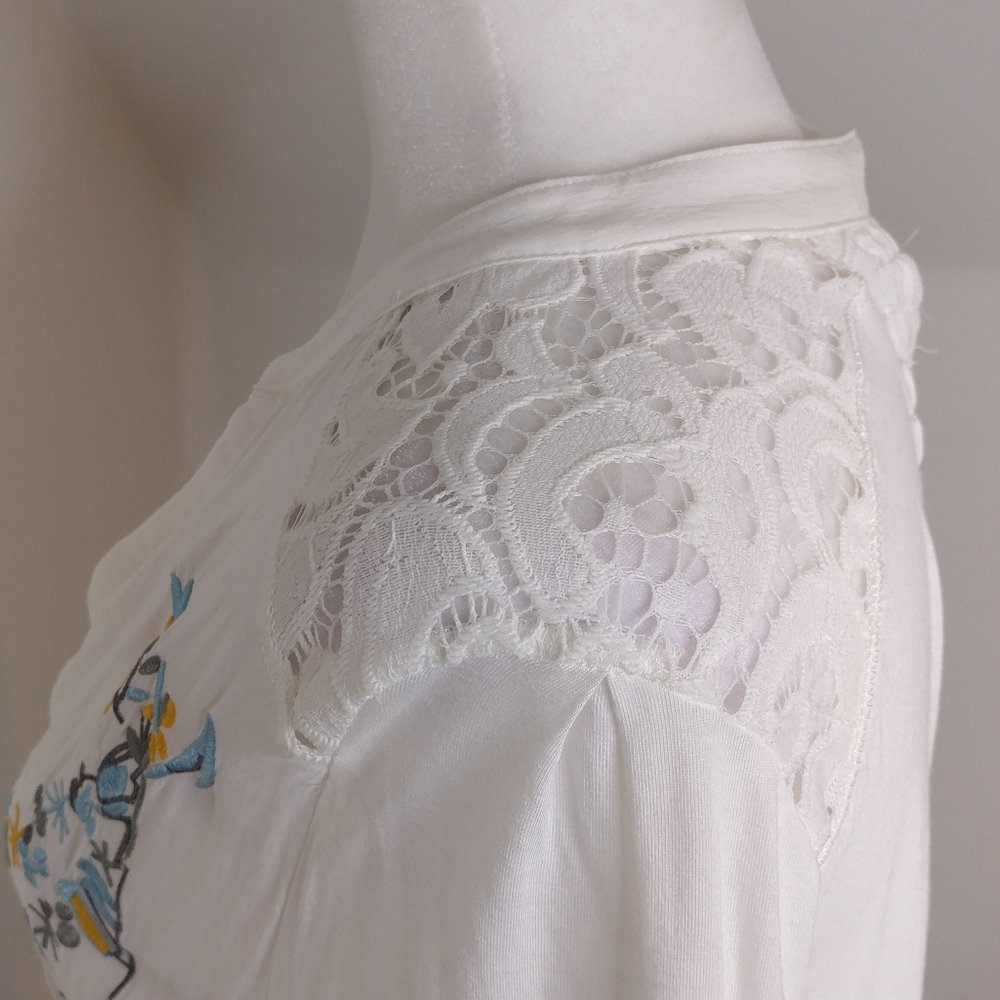 Anthro Tiny Button Down Embroidered Top Size M - image 4